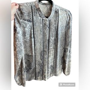 Tahari size small. Long sleeve blouse. Great condition. Only dry cleaned.